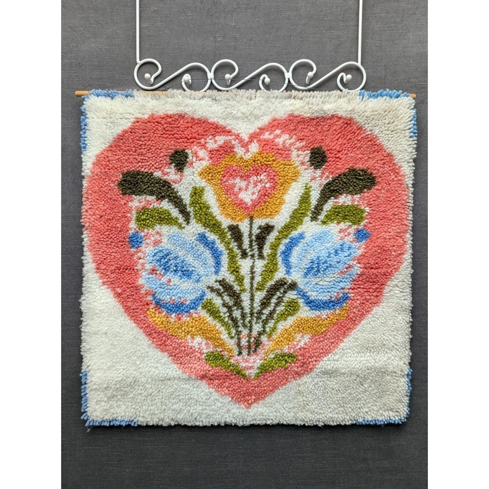 Vtg Latch Hook Rug Wall Hanging Handmade Pennsylvania Dutch Hex Floral Heart 26"